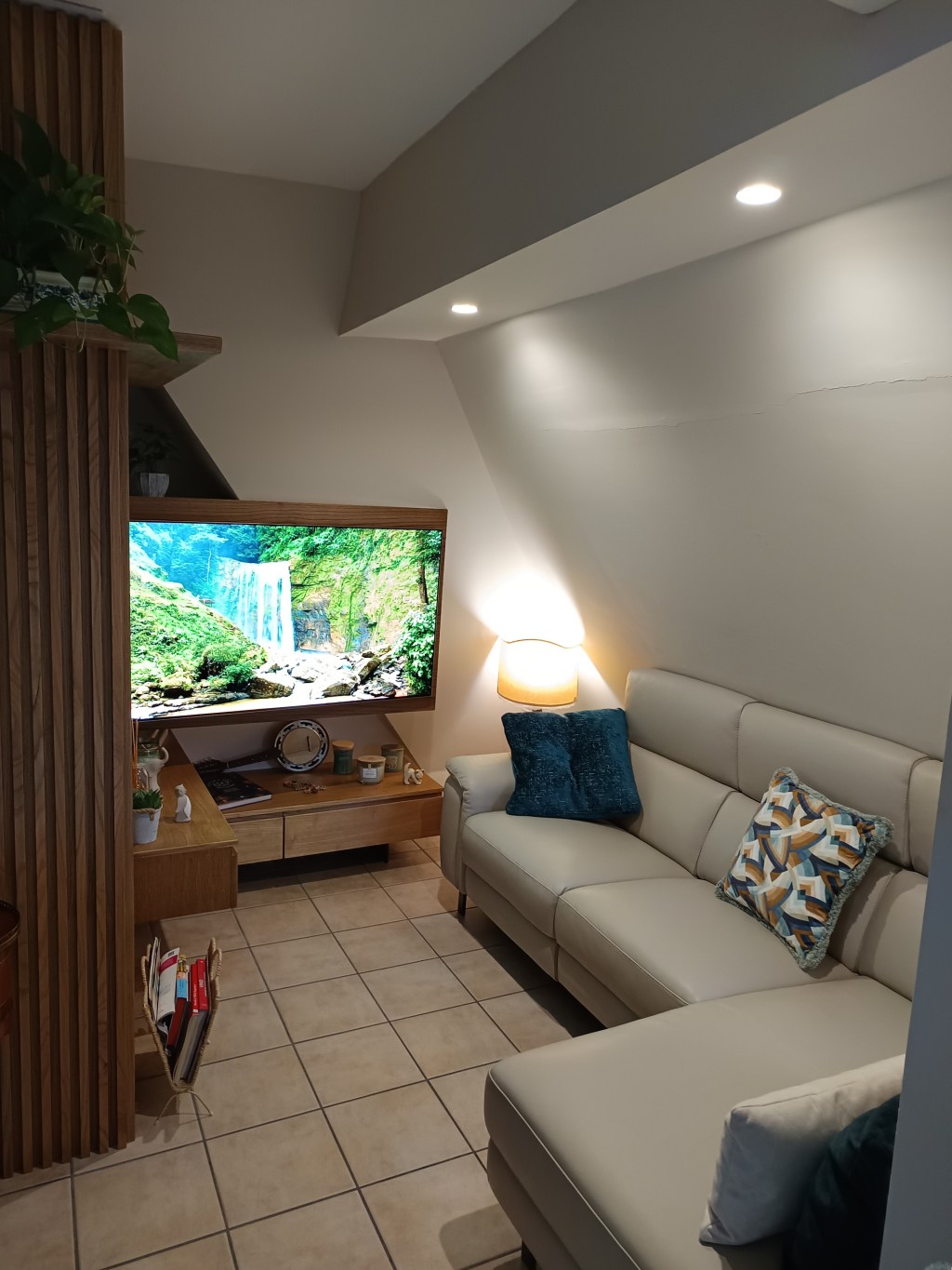 Eleganza su Misura: Il Tuo Porta TV Artigianale per la Mansarda